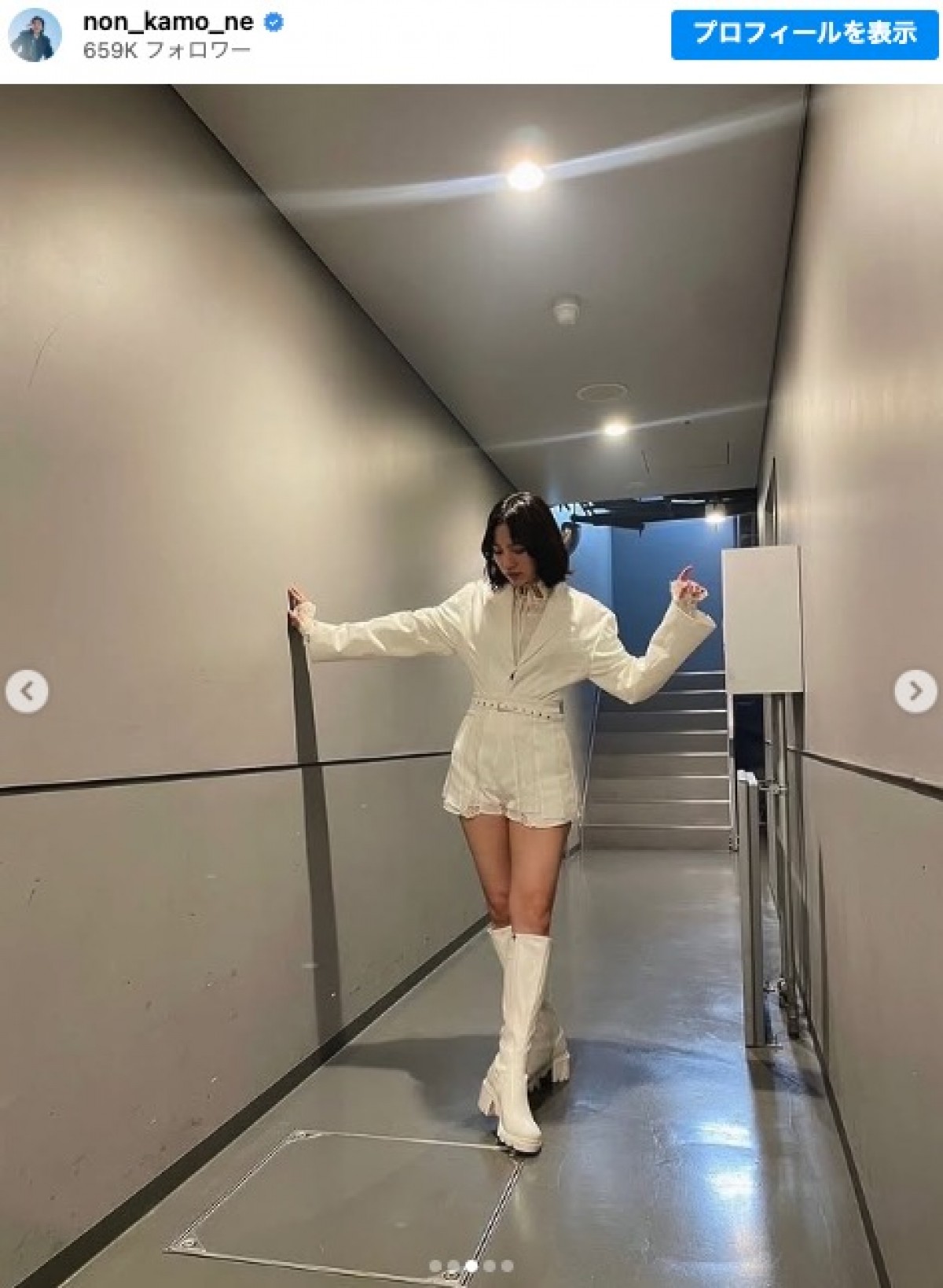 のん、ミニ丈衣装のロングブーツ姿　※「のん」インスタグラム