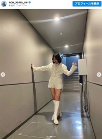 のん、ミニ丈衣装のロングブーツ姿　※「のん」インスタグラム
