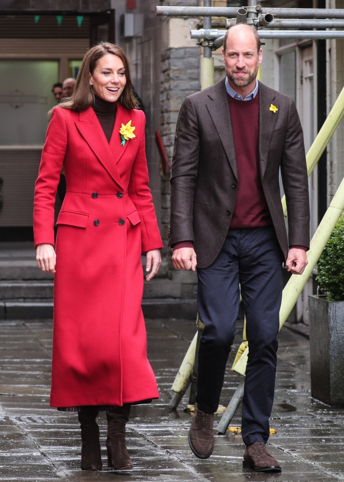 英キャサリン妃、がん公表後初のウェールズ訪問　国旗カラーの赤いコートを纏う