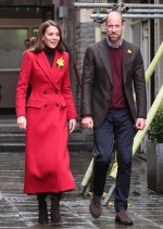 英キャサリン妃、がん公表後初のウェールズ訪問　国旗カラーの赤いコートを纏う