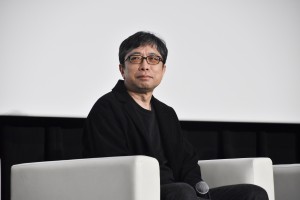 『機動戦士Gundam GQuuuuuuX ‐Beginning‐』の大ヒット御礼舞台あいさつに登壇した鶴巻和哉監督