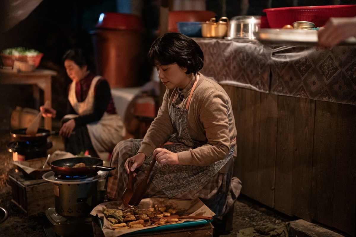IU×パク・ボゴム初共演！　Netflixドラマ『おつかれさま』本予告＆場面写真解禁