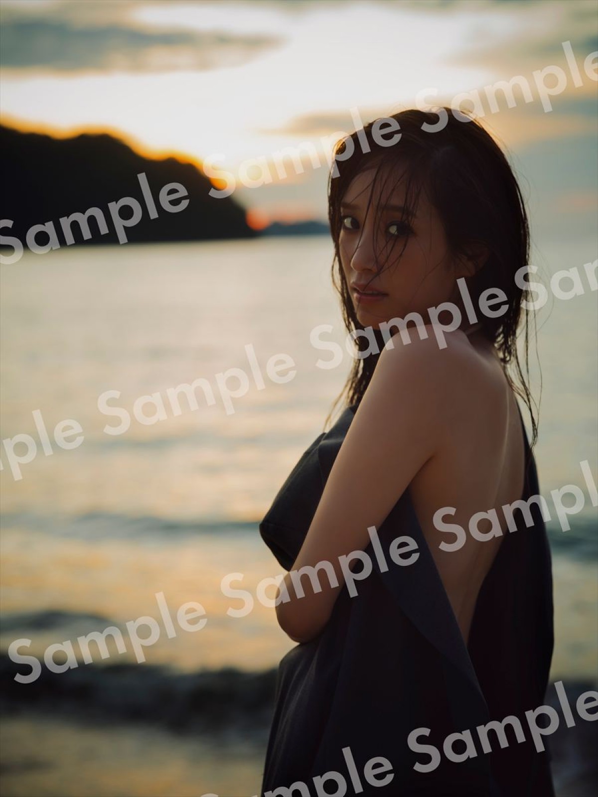 日向坂46・佐々木久美、美しい鎖骨にも注目！　1st写真集より水着カット公開