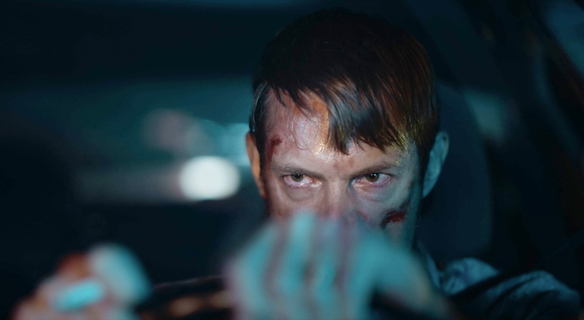 “顔圧強め”のニコラス・ケイジが10枚超　『シンパシー・フォー・ザ・デビル』場面写真＆狂気の本編映像解禁