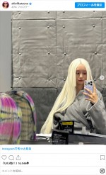 忽那汐里、ホワイトヘアー姿　※「忽那汐里」インスタグラム
