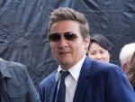 ジェレミー・レナー、除雪機事故から回復の間、28歳年下インフルエンサーと極秘交際していた