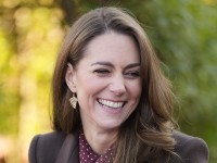 昨年10月、治療を終えてから初となるイベントに出席したキャサリン妃　シダの葉のイヤリングを身に着けていた