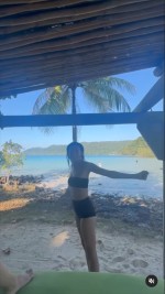 榮倉奈々、水着姿　※「榮倉奈々」インスタグラム