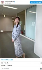 さわやかなブルーのブラウスにレース生地のスカートをあわせた皆藤愛子　※「皆藤愛子」インスタグラム