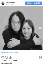 妻・藤本美貴をバックハグする庄司智春　※「庄司智春」インスタグラム