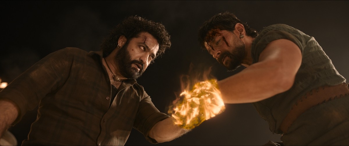 『RRR』の友情握手と対をなす“ライバル握手”爆誕！　NTR Jr.主演『デーヴァラ』本編映像解禁