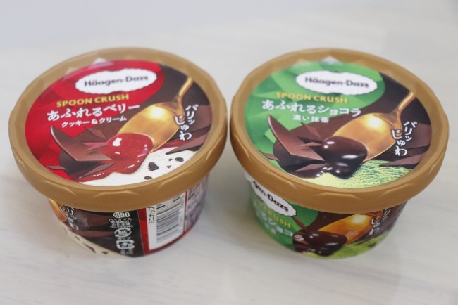 「ハーゲンダッツ」新作ミニカップを実食！ “じゅわ～”っととろける抹茶＆ベリーソースがたまらない＜実食レポ＞