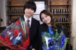 ドラマ『アンサンブル』クランクアップを迎えた（左から）松村北斗、川口春奈