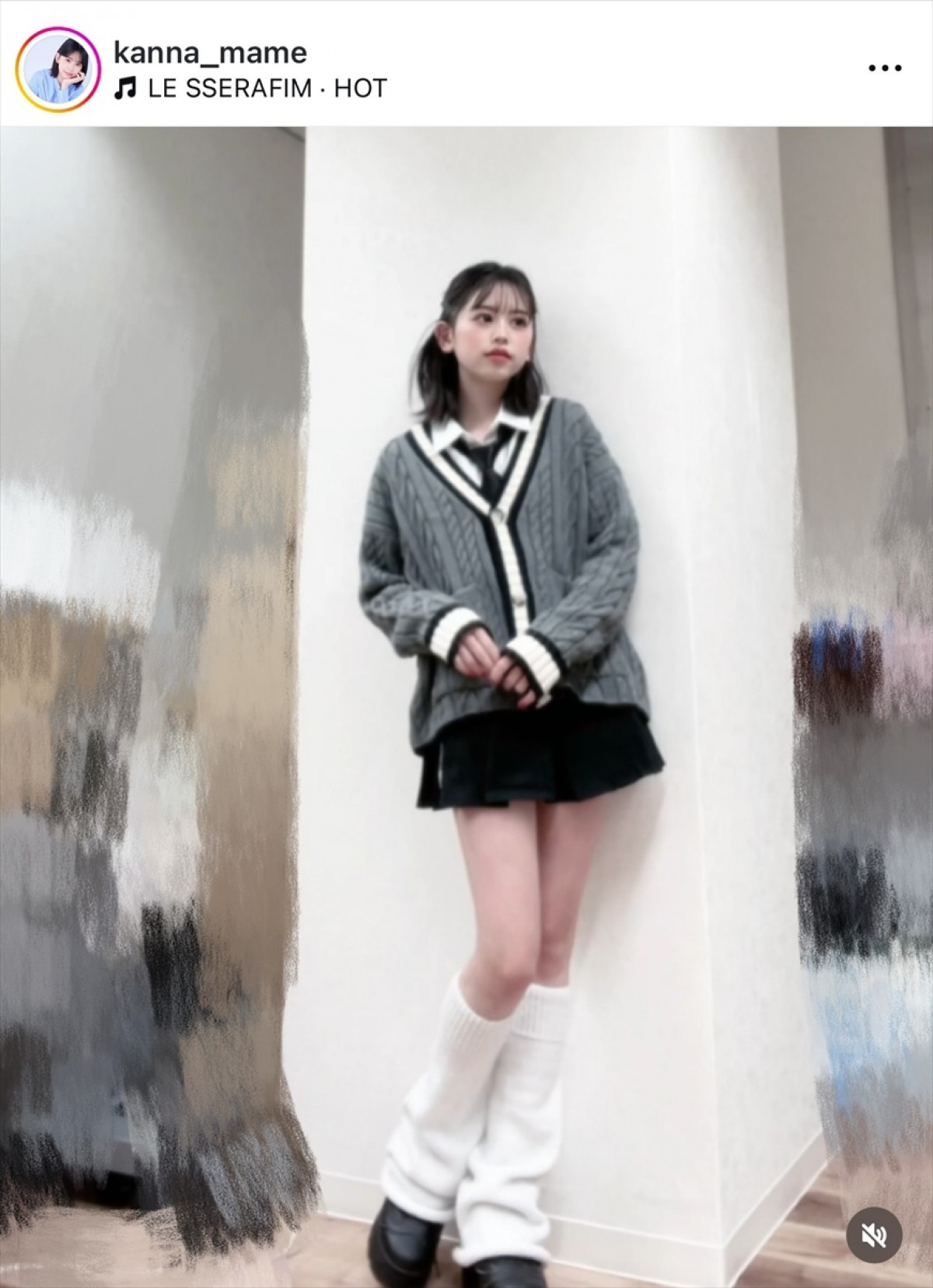 梶原叶渚、ミニスカショット　※「梶原叶渚」インスタグラム