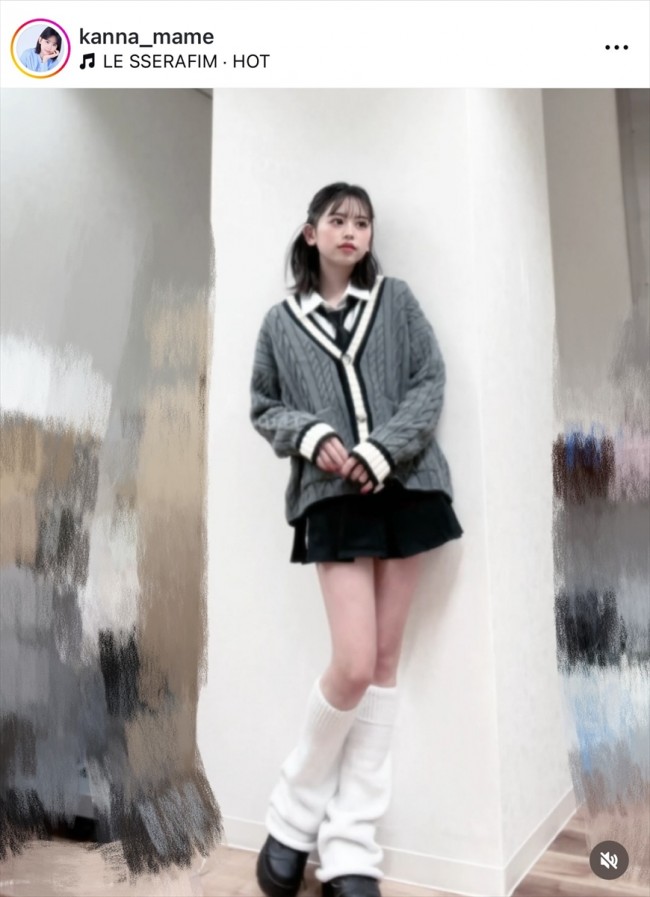 梶原叶渚、ミニスカショット　※「梶原叶渚」インスタグラム