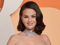 セレーナ・ゴメス、婚約者とのイチャラブショットで新曲を発表！「この写真は私たちが付き合ってから初めての写真です」