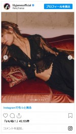 リリー・ジェームズ、ブラ＆お腹チラ見せルックでクロエのショーに来場「Lily James」インスタグラム（＠lilyjamesofficial）
