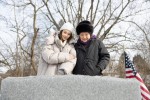舞台のモデル・桂子と奈緒　フランクの墓前にて（2025年1月撮影）