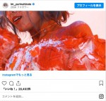 真っ赤に染まる平手友梨奈　※「平手友梨奈」インスタグラム
