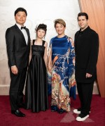 山崎エマ監督（右から2番目）、第97回アカデミー賞授賞式レッドカーペットにて