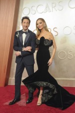 エイドリアン・ブロディ＆ジョージナ・チャップマン、第97回アカデミー賞授賞式レッドカーペットにて