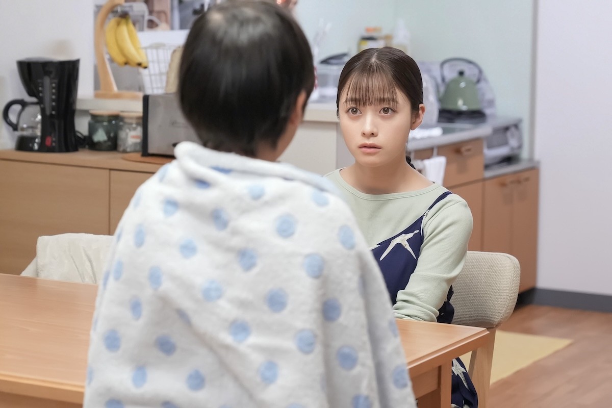 明日の『おむすび』“結”橋本環奈、意気消沈する娘“花”宮崎莉里沙の話を聞く