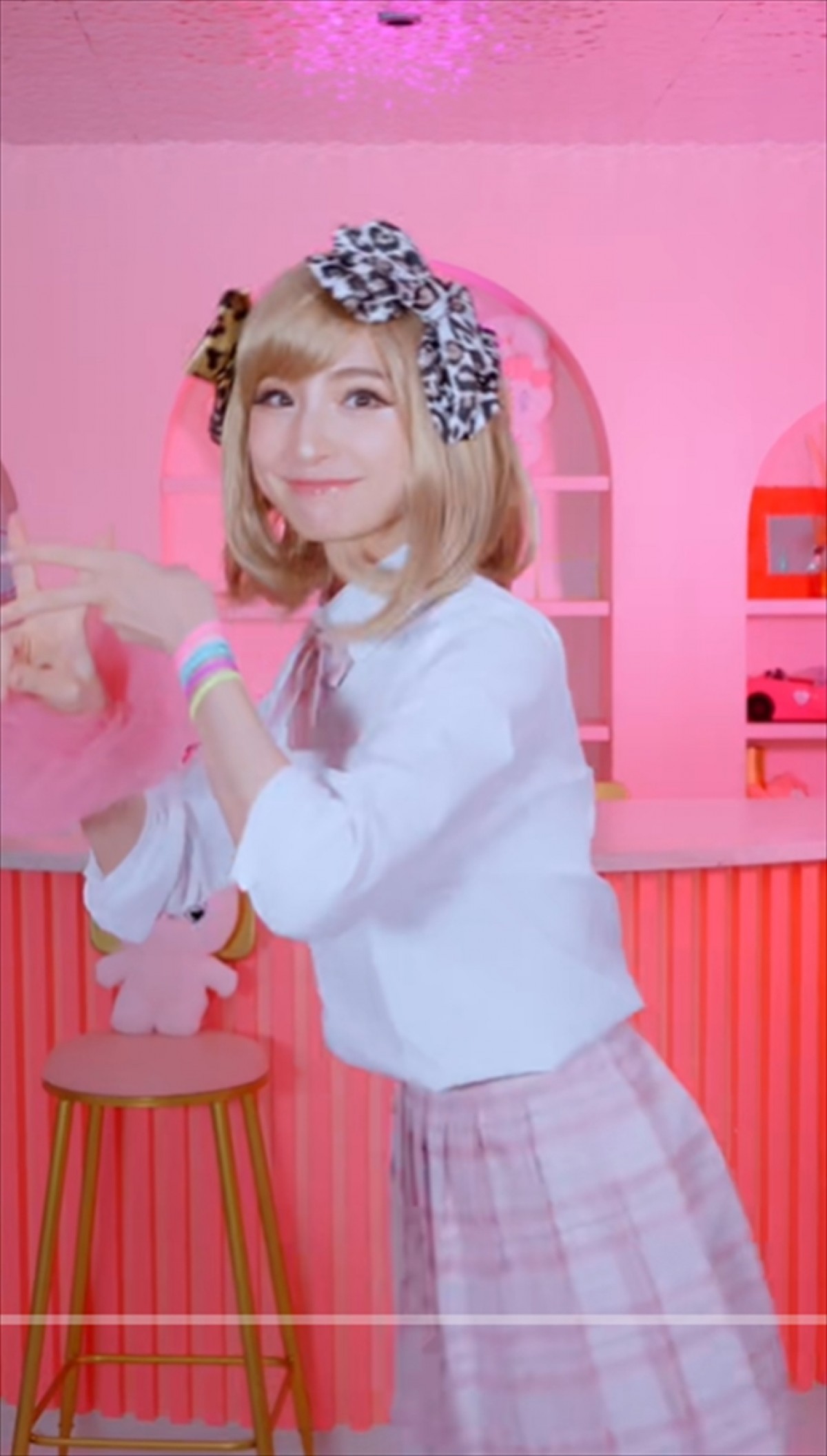 篠田麻里子39歳、“金髪ギャル”に変身「マジで可愛い」「制服似合う」「別人みたい」