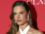 元ヴィクシーモデルが来日！桜が咲く皇居を探索し「こんにちは」と日本語で投稿