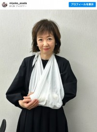 左手首を骨折していた浅田美代子　※「浅田美代子」インスタグラム