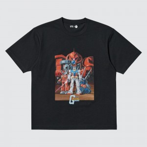 『機動戦士ガンダム』×ユニクロ「UT」がコラボ！　歴代モビルスーツ並ぶ“歴史的な1枚”など登場