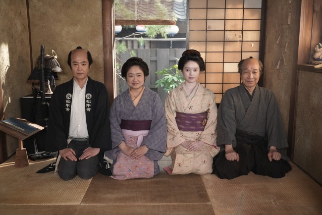 連続テレビ小説『ばけばけ』のクランクインを迎えた(左から)岡部たかし、池脇千鶴、高石あかり、小日向文世