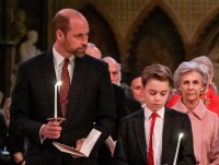 英王室ジョージ王子、学校のイースター休みに父ウィリアム皇太子とパリでサッカー観戦