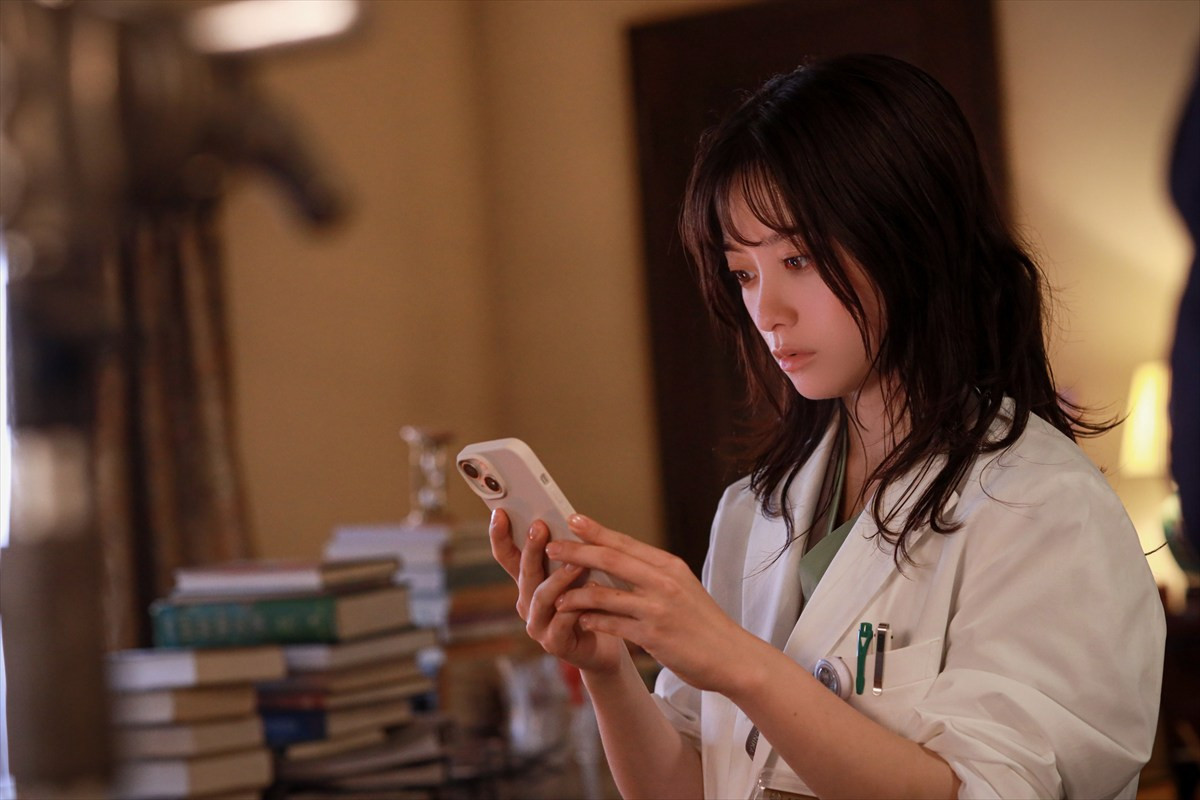 今夜スタート『天久鷹央の推理カルテ』　橋本環奈が驚異の診断能力を誇る天才ドクターに