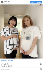 金髪に大胆イメチェンした新井恵理那（右）と小尾渚沙（左）　※「新井恵理那」インスタグラム