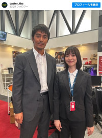11年ぶりに民放ドラマに出演するのん（右）と阿部寛（左）　※ドラマ『キャスター』インスタグラム