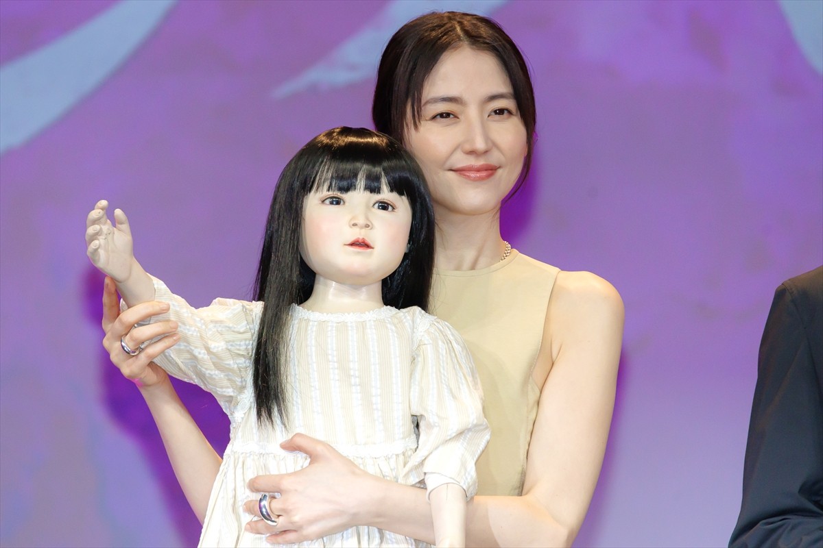 長澤まさみ、主演作『ドールハウス』での“ムンク顔”に矢口史靖監督「これを見たらたぶんトイレも行かれない」