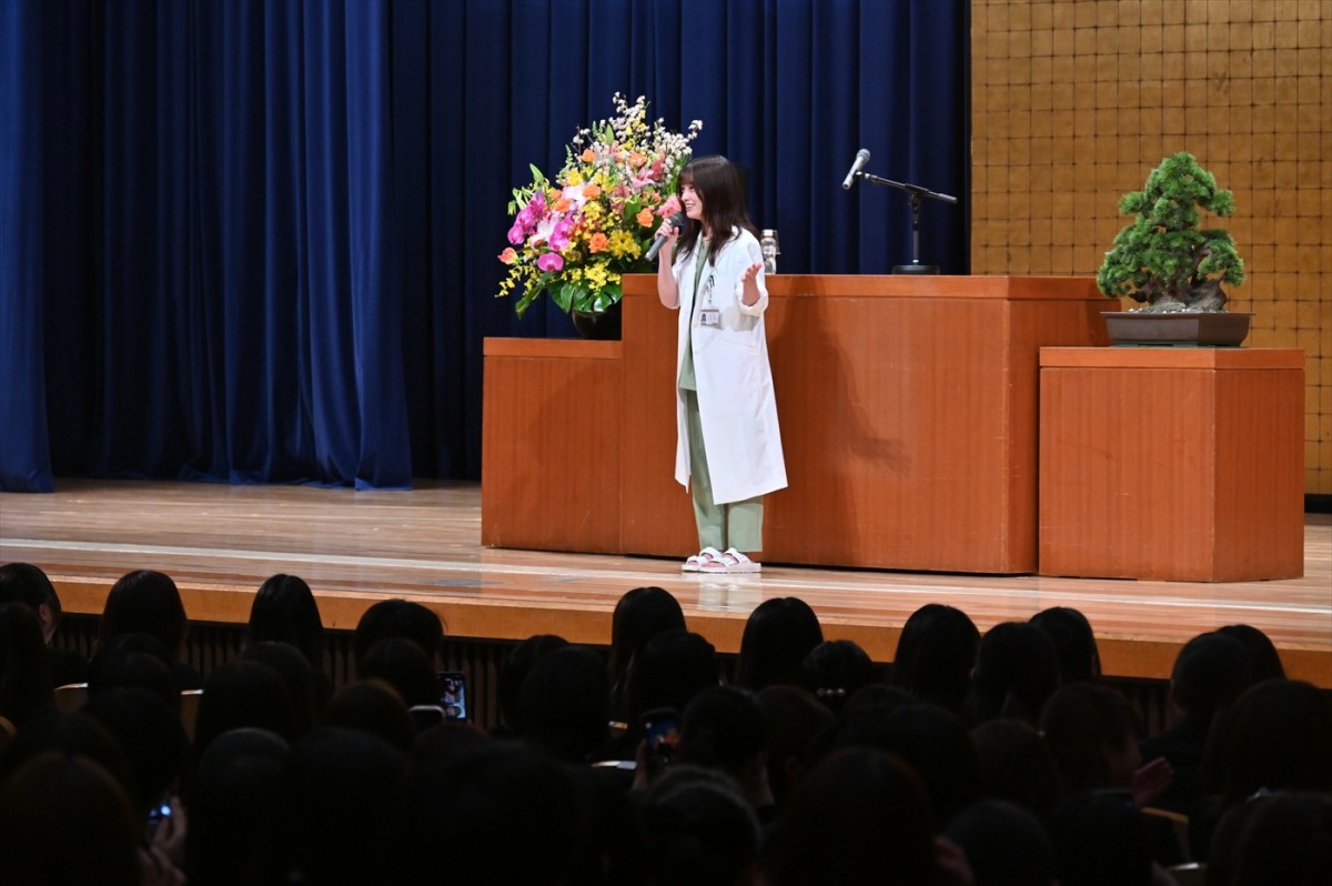 橋本環奈、昭和医科大の入学式にサプライズ登場！　「私もドキドキしています」