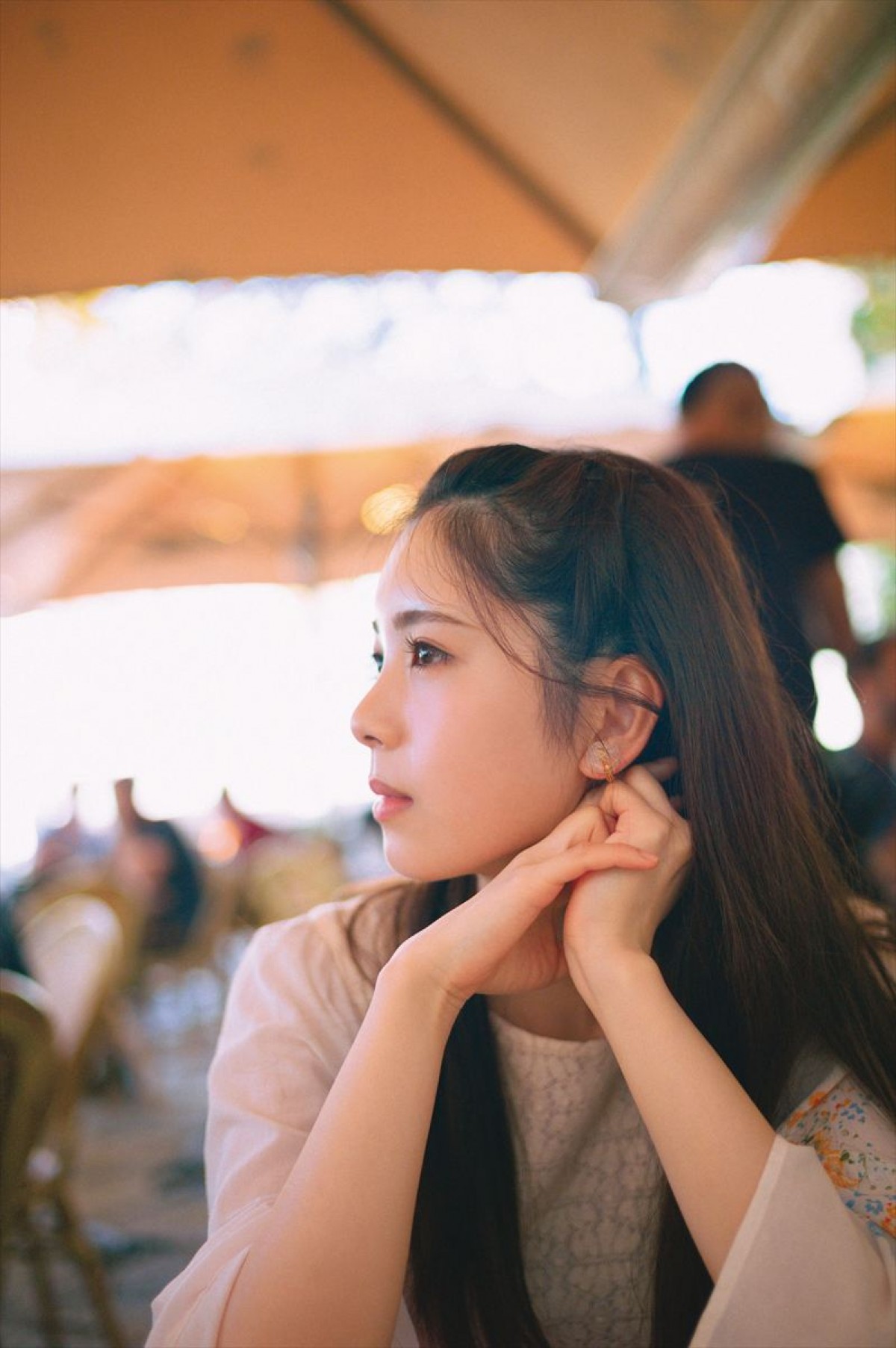 乃木坂46・筒井あやめ、顔よりも大きなパンをパクッ！　1st写真集先行カット公開