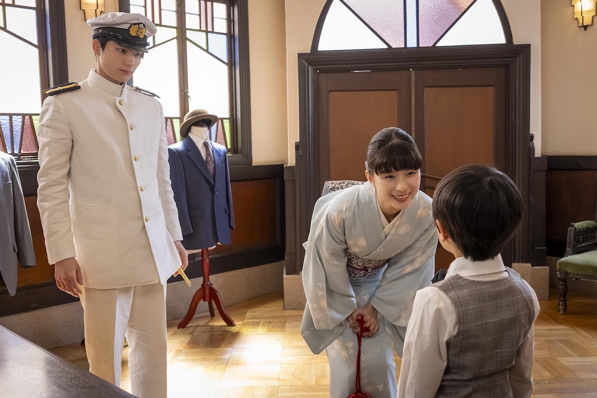 『波うららかに、めおと日和』第3話　“なつ美”芳根京子＆“瀧昌”本田響矢、テーラーで一生懸命に接客する少年と対面