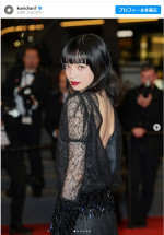 小松菜奈、シャネルのドレスでカンヌに　※「小松菜奈」インスタグラム