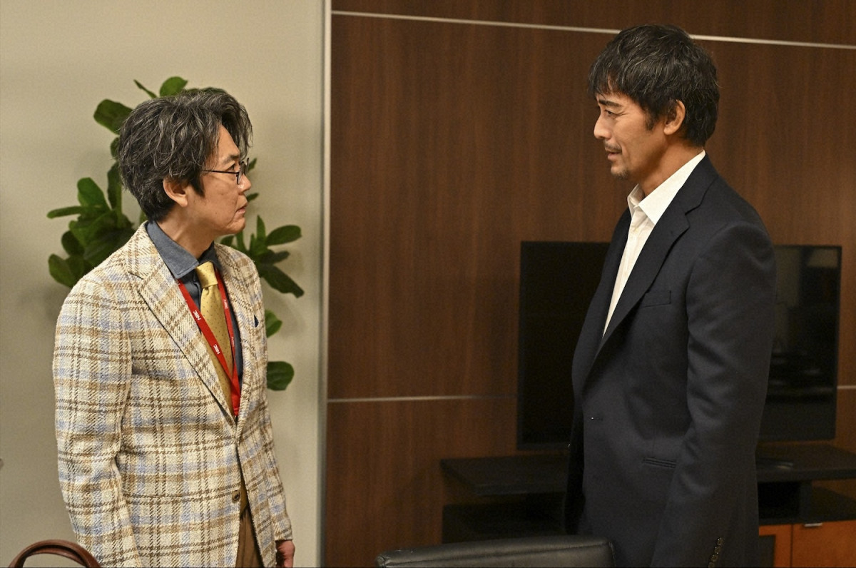 『キャスター』第4話　“進藤”阿部寛、盗撮事件が発生した女子中学校の取材に同行
