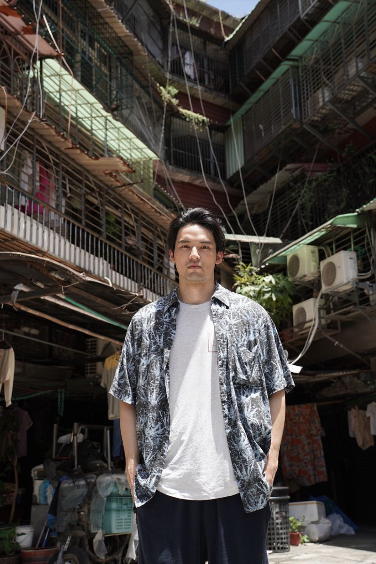 ⽔上恒司、本日誕⽣⽇！　『九龍ジェネリックロマンス』⼤⼈の⾊気と無邪気な素顔が交差する場面写真＆オフショ公開