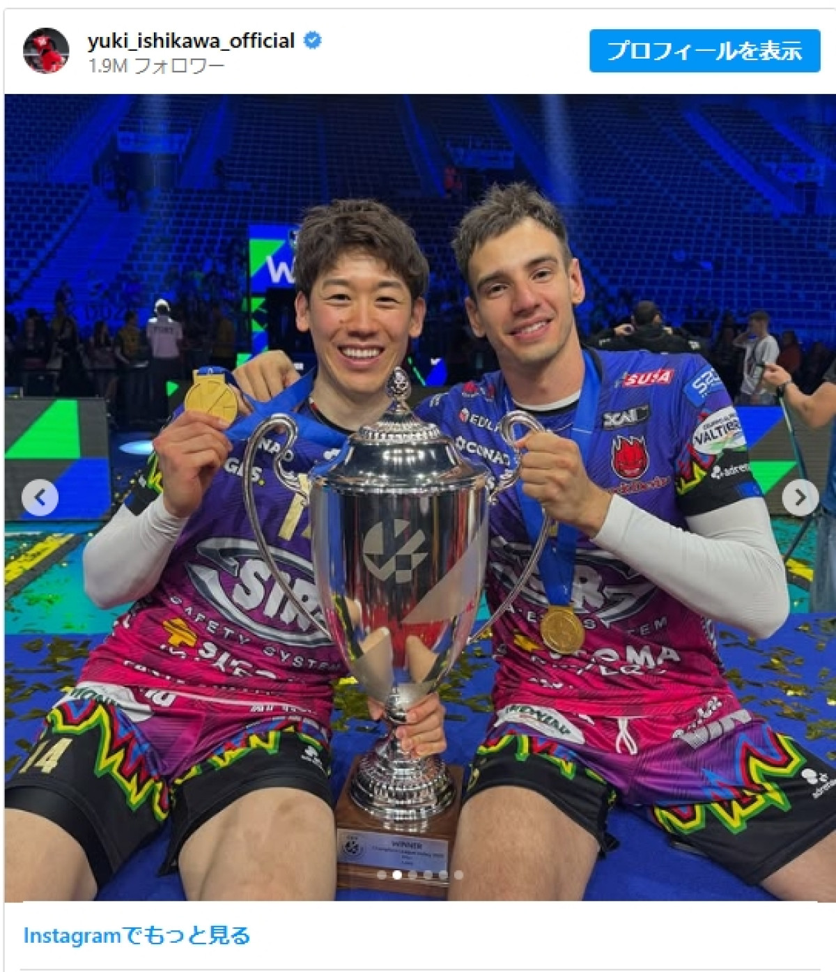 優勝トロフィー＆金メダルとともに笑顔を浮かべる石川　※「石川祐希」Instagram