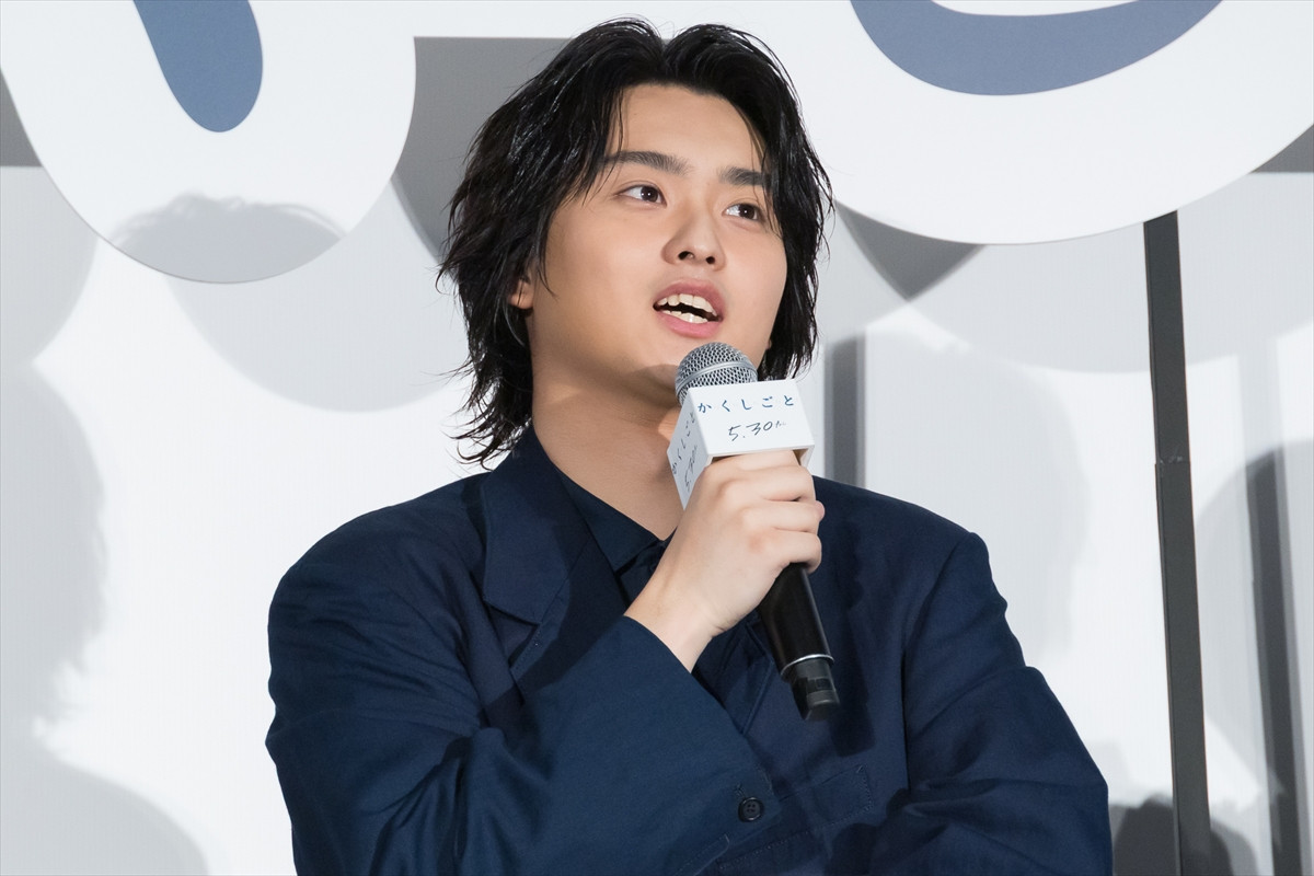 Aぇ! group・佐野晶哉、監督との筋トレで“ムッキムキ”アピール「脱いだらすごいですよ。絶対に脱がないですけれども」