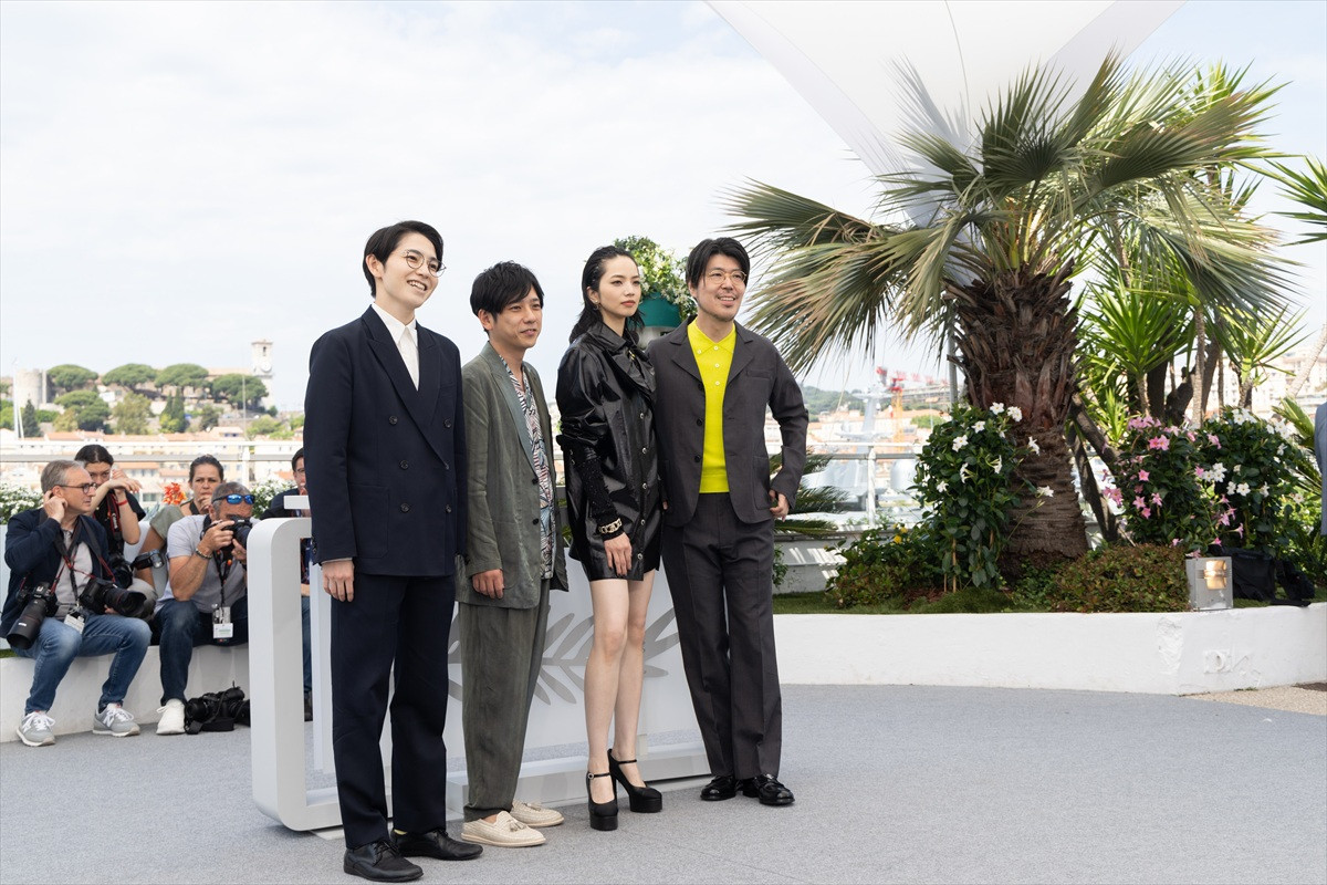 二宮和也&小松菜奈、晴天のカンヌでフォトコールに参加！ 『８番出口』“8分間”のスタオベから一夜明け