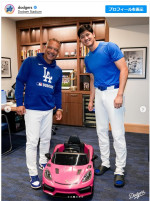 大谷翔平“パパ”にロバーツ監督からスペシャルプレゼント　※「ドジャース」インスタグラム