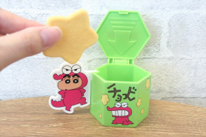 『クレヨンしんちゃん』×「ハッピーセット」発売前に開けてみた！　デザイン天才＆遊び方が楽しすぎる〈実物レポ〉