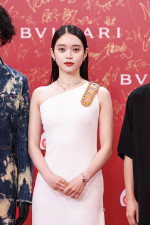 第27回上海国際映画祭レッドカーペットに登場した、映画『夏の砂の上』出演・高石あかり