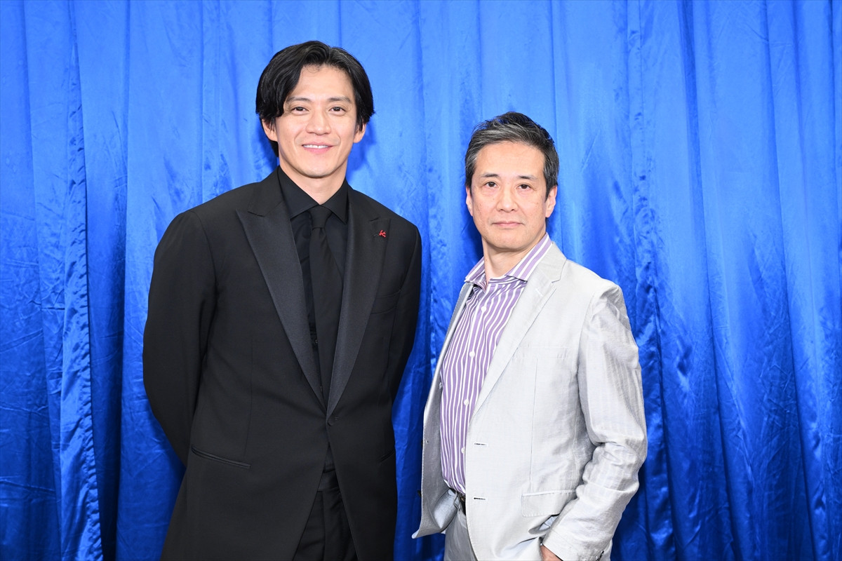 小栗旬、松坂桃李、窪塚洋介、池松壮亮ら映画『フロントライン』キャストが実際のヒーローたちと再会！　記念写真＆再会映像解禁