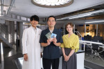 ドラマ『最後の鑑定人』（左から）主演の藤木直人、原作の岩井圭也、出演する白石麻衣